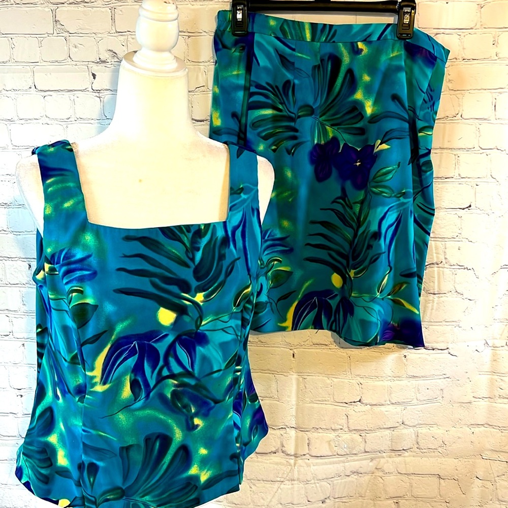 Size 14 2 piece sleeveless suit. Skirt and top. Like new. Zippered top & skirt